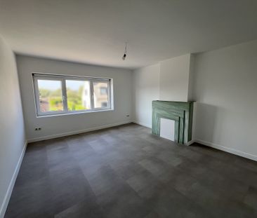 Volledig gerenoveerde energiezuinige driegevelwoning met 4 slaapkam... - Photo 2