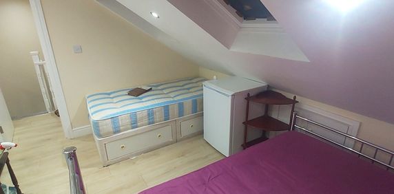 Room in a Shared House, Pembroke Road, IG3 - Photo 2