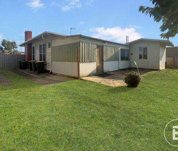 SPACIOUS FAMILY HOME WITH PLENTY OF BACKYARD SPACE - Photo 6