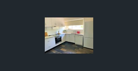 FULLY FURNISHED & Self Contained 3 Bedroom Townhouse - Photo 2