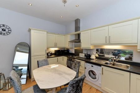 35 Lagmore View Road, Dunmurry, Belfast, BT17 0FR - Photo 2