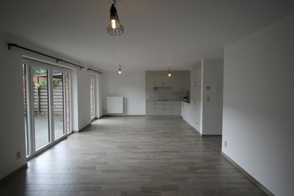 Een appartement op de benedenverdieping met 2 slaapkamers, ruim terras en carport. - Photo 1
