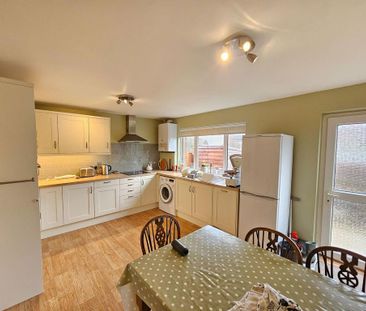 3 bedroom end of terrace house to rent - Photo 2