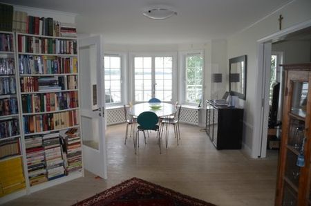 ÖVERVÅNING PÅ VILLA VID VATTNET I NÄSBY PARK UTHYRES - Foto 2