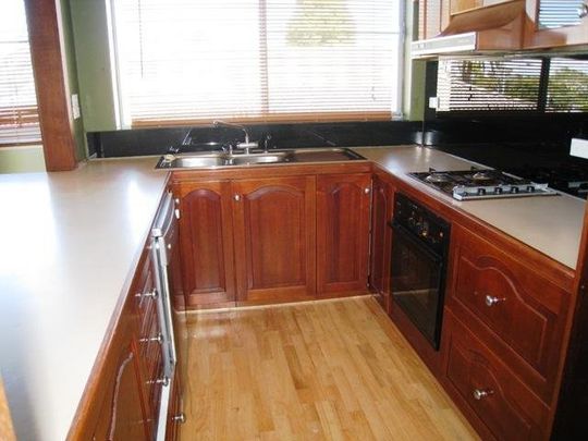 SPACIOUS TWO BEDROOM APARTMENT - Photo 1