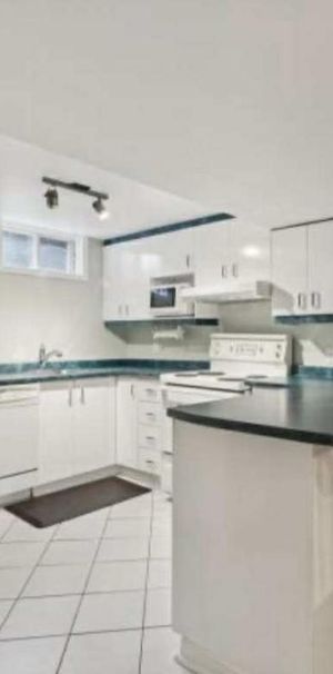 Grand logement 1 chambre à louer - tous les frais inclus !! 1400$/mois - Photo 1