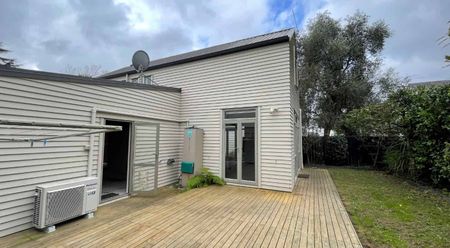 Trendy Townhouse Haven - Photo 3