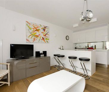 2 bedroom flat in London - Photo 1