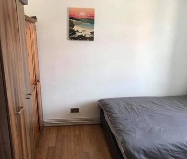 Room in a Shared Flat, Frensham Drive, SW15 - Photo 1