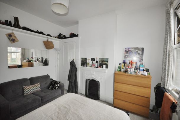 Three Bedroom House to rent in Ashburnham Rd, - Photo 1