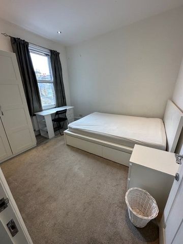 Room in a Shared House, London, SW17 - Photo 2