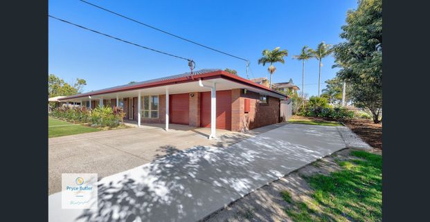 VIEWS TO STRADBROKE ISLAND... DUCTED AIR-CONDITONING IN ALL ROOMS... FANS TO ALL ROOMS... DISHWAHSER... BATH... REMOTE LOCK UP GARAGE... - Photo 1