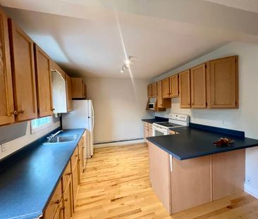 All Inclusive 2 bed+den upper flat in Halifax - Photo 2