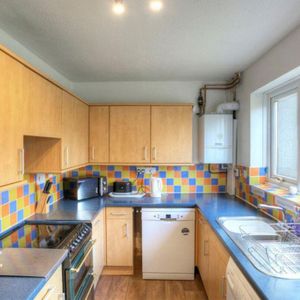 1 bedroom in a house share to rent - Photo 2