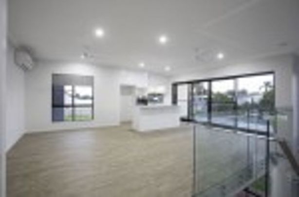 LUXURIOUS TOWNHOUSE NEAR THE BEACH - Photo 1