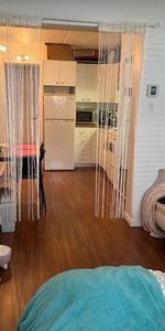 CHARMANT 2 1/2 rénové - piscines - gym - LIBRE - Photo 4