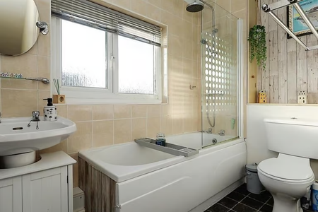 1 bedroom in a house share to rent - Photo 5