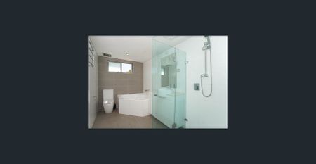 Stylish Beachside Apartment with Generous Living Spaces - Photo 4