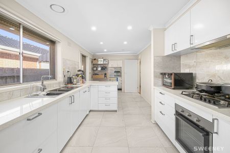 Light filled three bedroom residence in convenient location - Photo 4