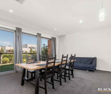 Spacious Four-Bedroom Townhouse with Dual Master Suites and Lake Views - Photo 2