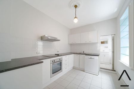 Two-Storey Terrace in Tree-lined Street - Photo 5