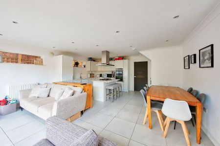 4 bedroom detached house to rent - Photo 3