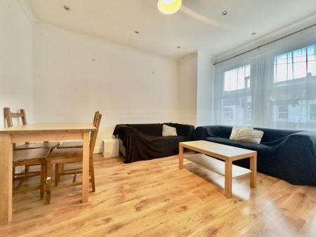 4 bedroom flat to rent - Photo 2