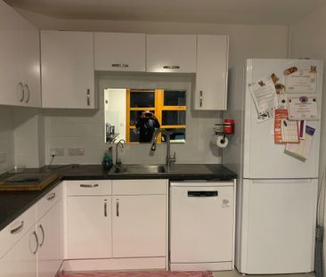 1 bedroom in a house share to rent - Photo 3