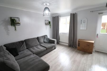 3 bedroom end of terrace house to rent - Photo 2