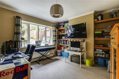 4 bedroom semi-detached house to rent - Photo 3