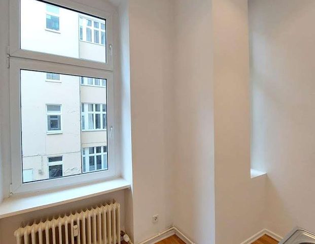 Schicke 1-Zimmer-Altbau-Wohnung im ruhigen Seitenfl&uuml;gel sucht Mieter! - Photo 1