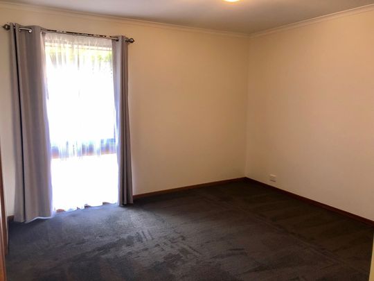 IMPRESSIVE 4 BEDROOM + STUDY FAMILY HOME - SINGLE LEVEL SPACE AND COMFORT - Photo 1