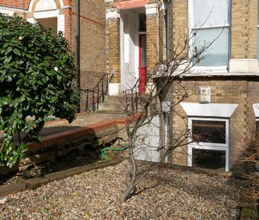 1 bed Flat To Let - Photo 5