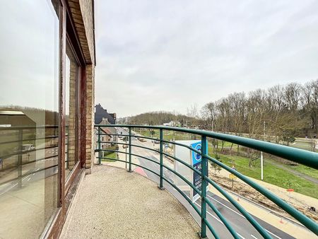 Ruim duplexappartement met drie slaapkamers en private parking. - Photo 5