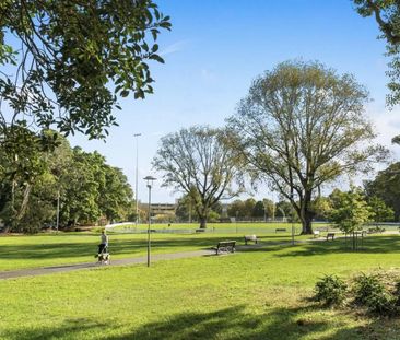 A refined 2 bed residence boasting character & prime location - Photo 6