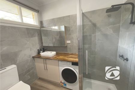 COSY 1 BEDROOM UNIT CLOSE TO SHOPS AND TRANSPORT - Photo 5