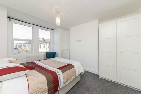 3 bedroom flat to rent - Photo 2