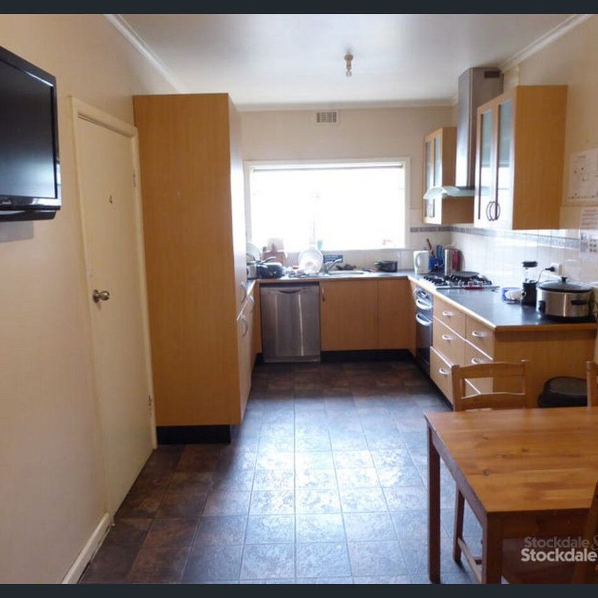 FIVE ROOMS AVAILABLE - Opposite La Trobe University With All Bills Included! - Photo 1