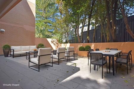 HUGE COURTYARD APARTMENT WITH PARKING - Photo 2