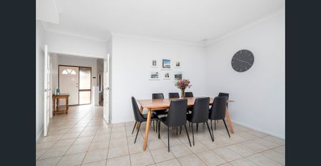 Stunning 3-Bedroom Residence in Karrinyup - Modern Design, Convenient Living! - Photo 2