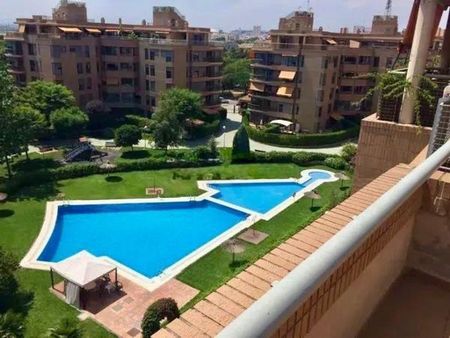 2 bedroom luxury penthouse for rent in Valencia - Photo 2