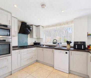 4 bedroom end of terrace house to rent - Photo 5