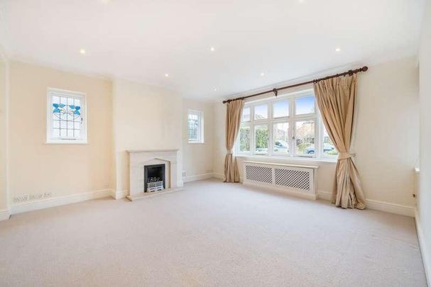 West Grove, Hersham, Walton-on-thames, Surrey, KT12 - Photo 1