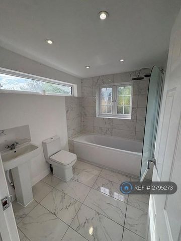 3 bedroom terraced house to rent - Photo 4