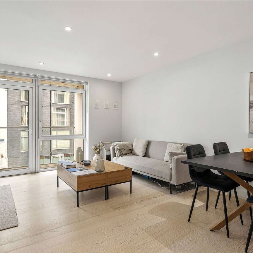 2 Double bedroom modern apartment on the first floor - Photo 1