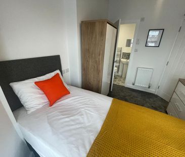 1 bedroom in a house share to rent - Photo 2