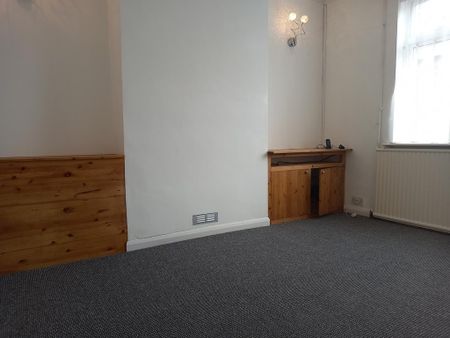 3 bedroom semi-detached house to rent - Photo 2