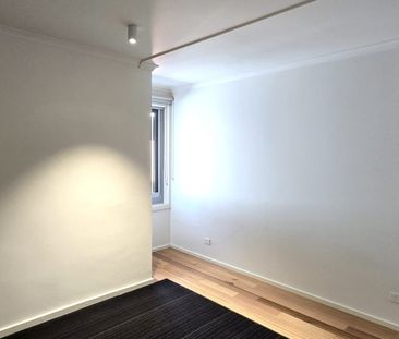 SPACIOUS RENOVATED 2 BEDROOM WITH BALCONY - Photo 5