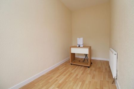 3 bedroom flat to rent - Photo 5