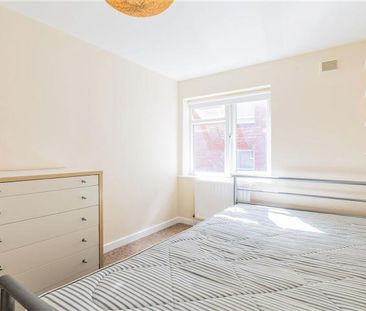 3 Bedroom, 1 bath, 1 reception Flat - Photo 5